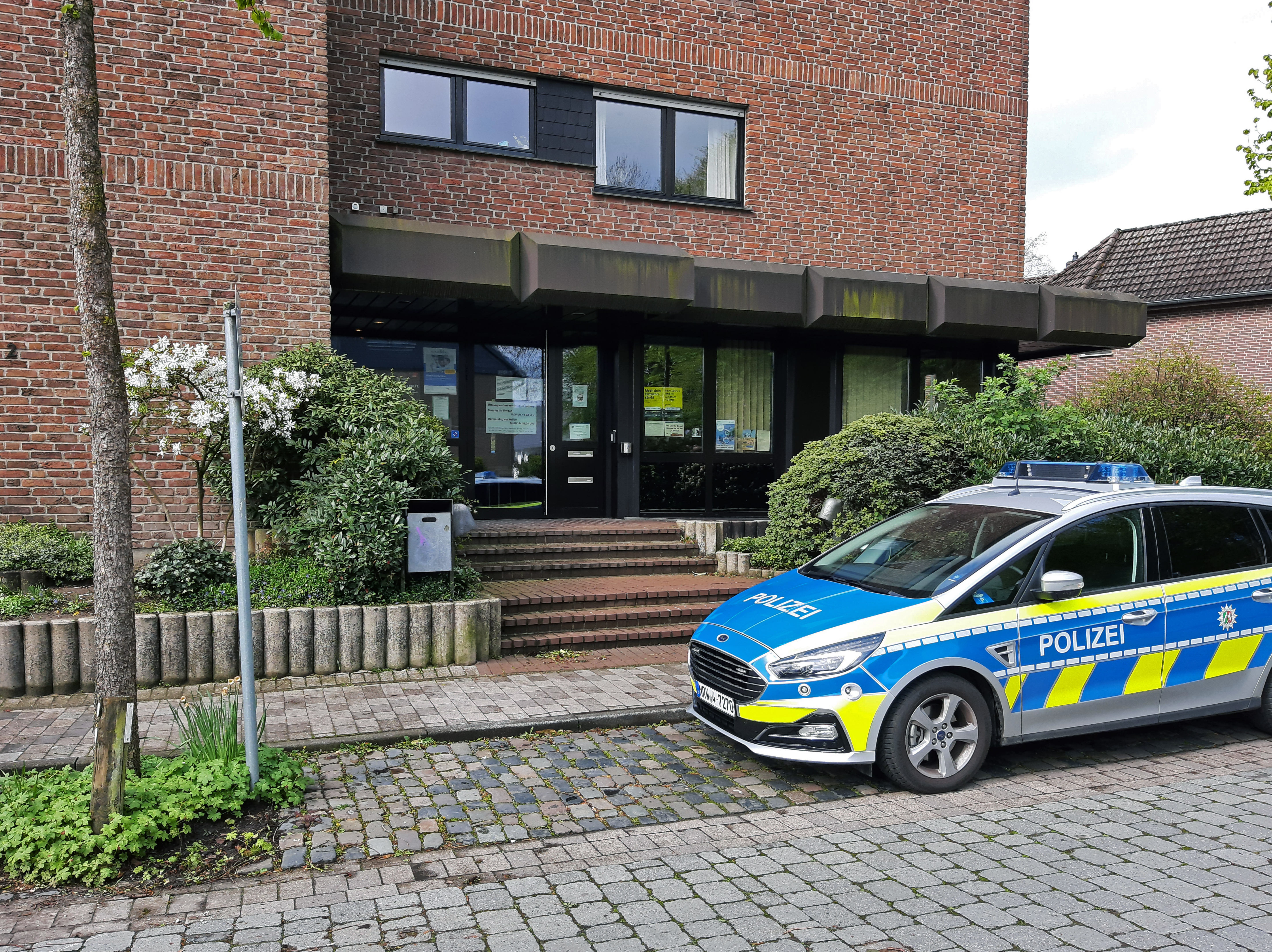 Ein Streifenwagen steht vor dem Bezirksdienstposten Borgholzhausen