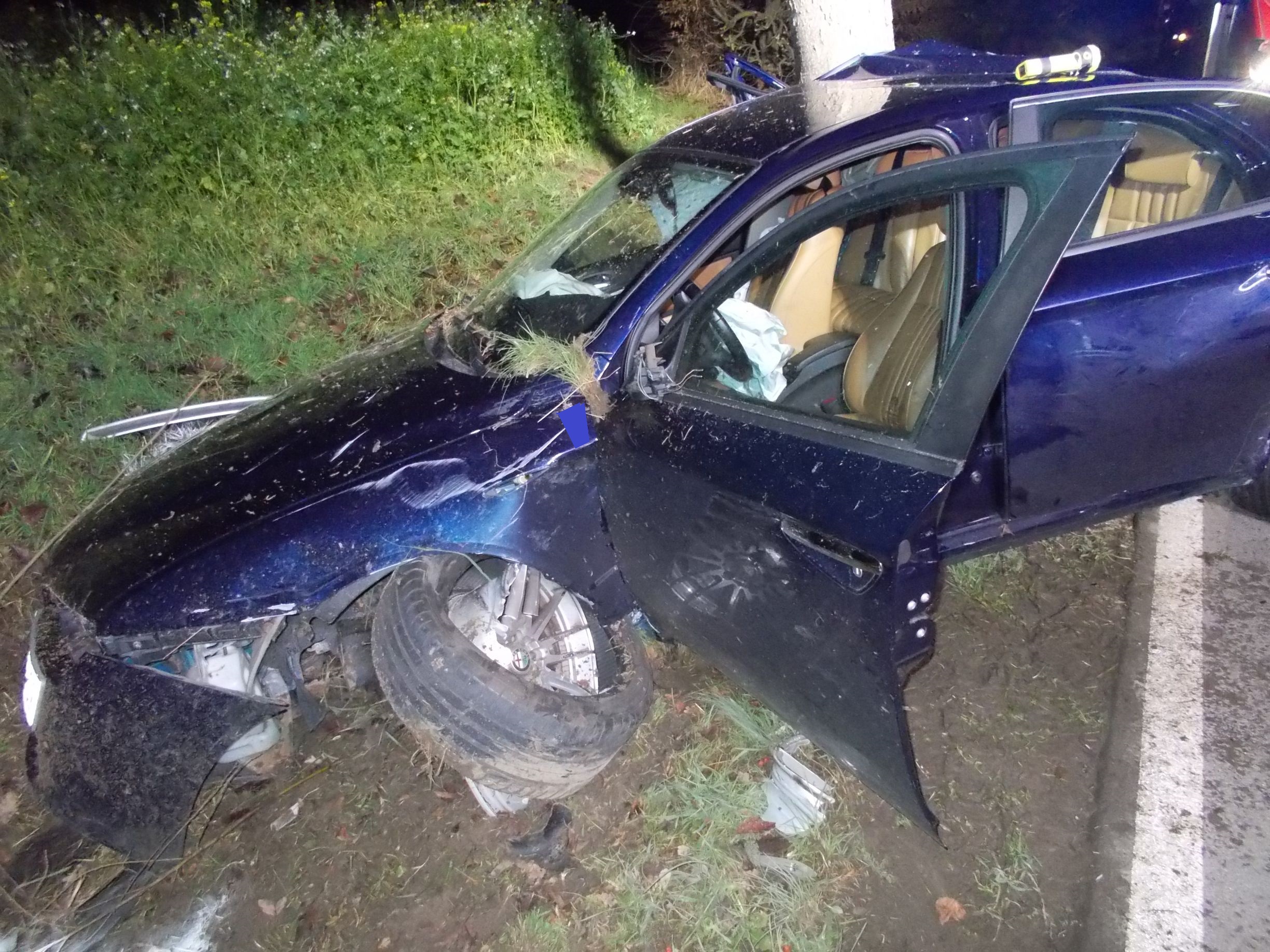 Der Alfa Romeo des 19-Jährigen wurde bei dem Unfall schwer beschädigt. Foto: Polizei Minden-Lübbecke