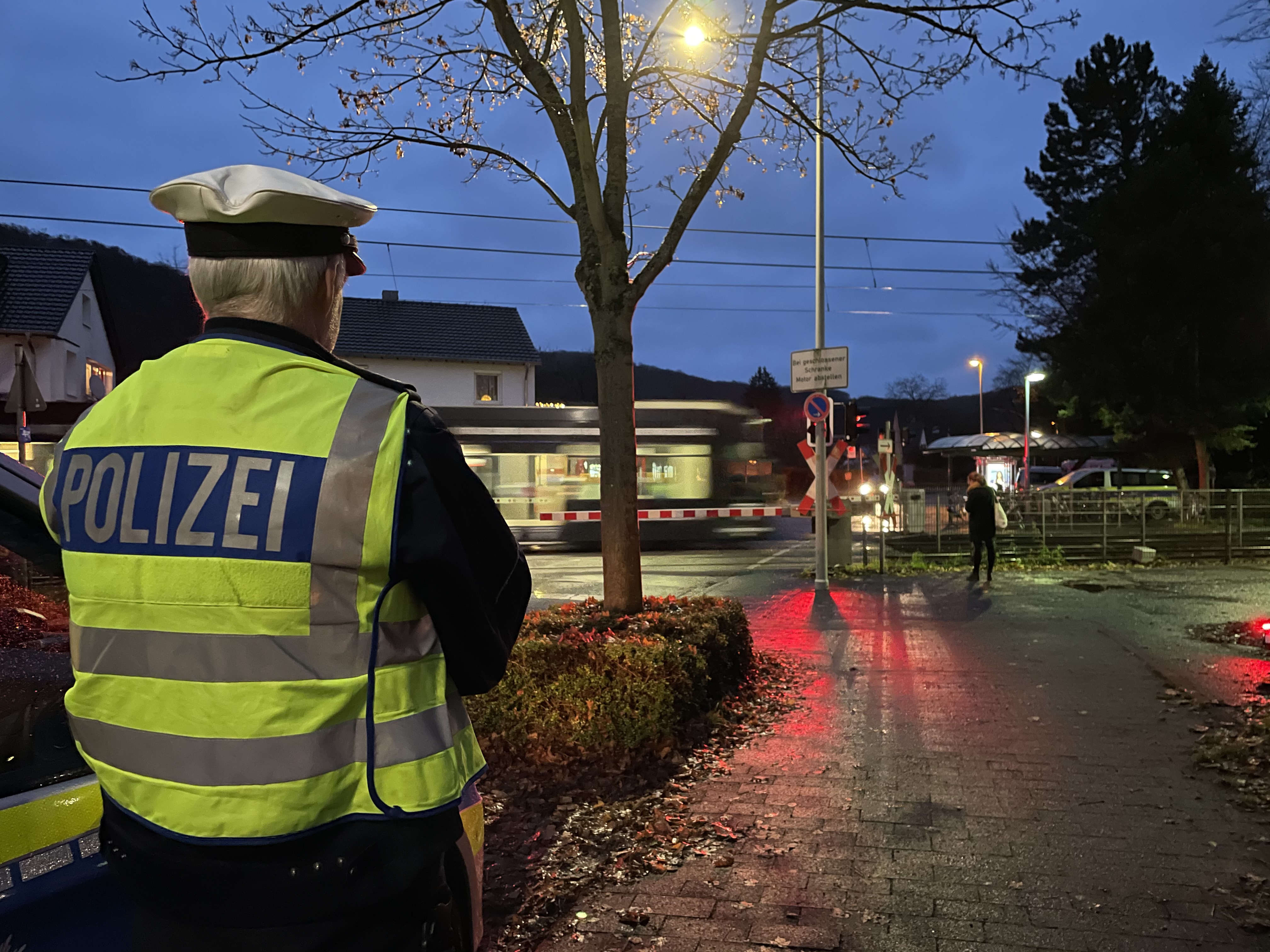 Bonner Polizei kontrolliert Wartepflicht an Bahnübergängen in Bonn-Oberkassel