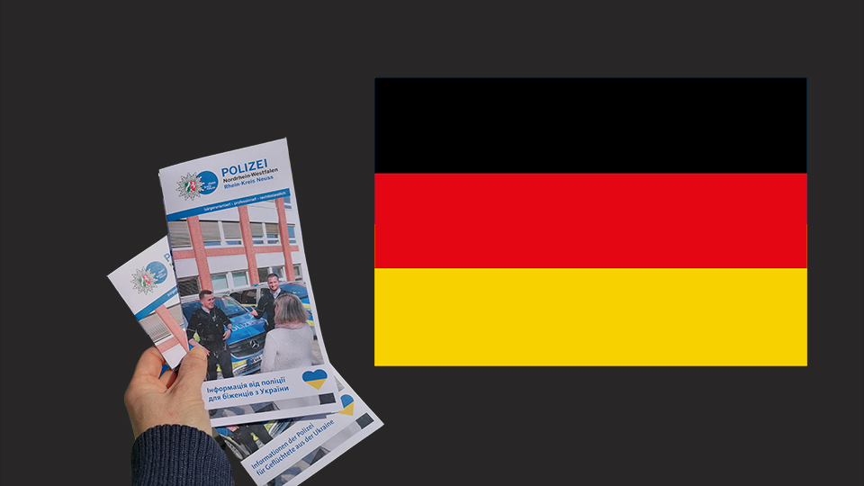 Zwei Flyer für Geflüchtete aus der Ukraine. Daneben rechts eine Deutschland-Flagge. 
