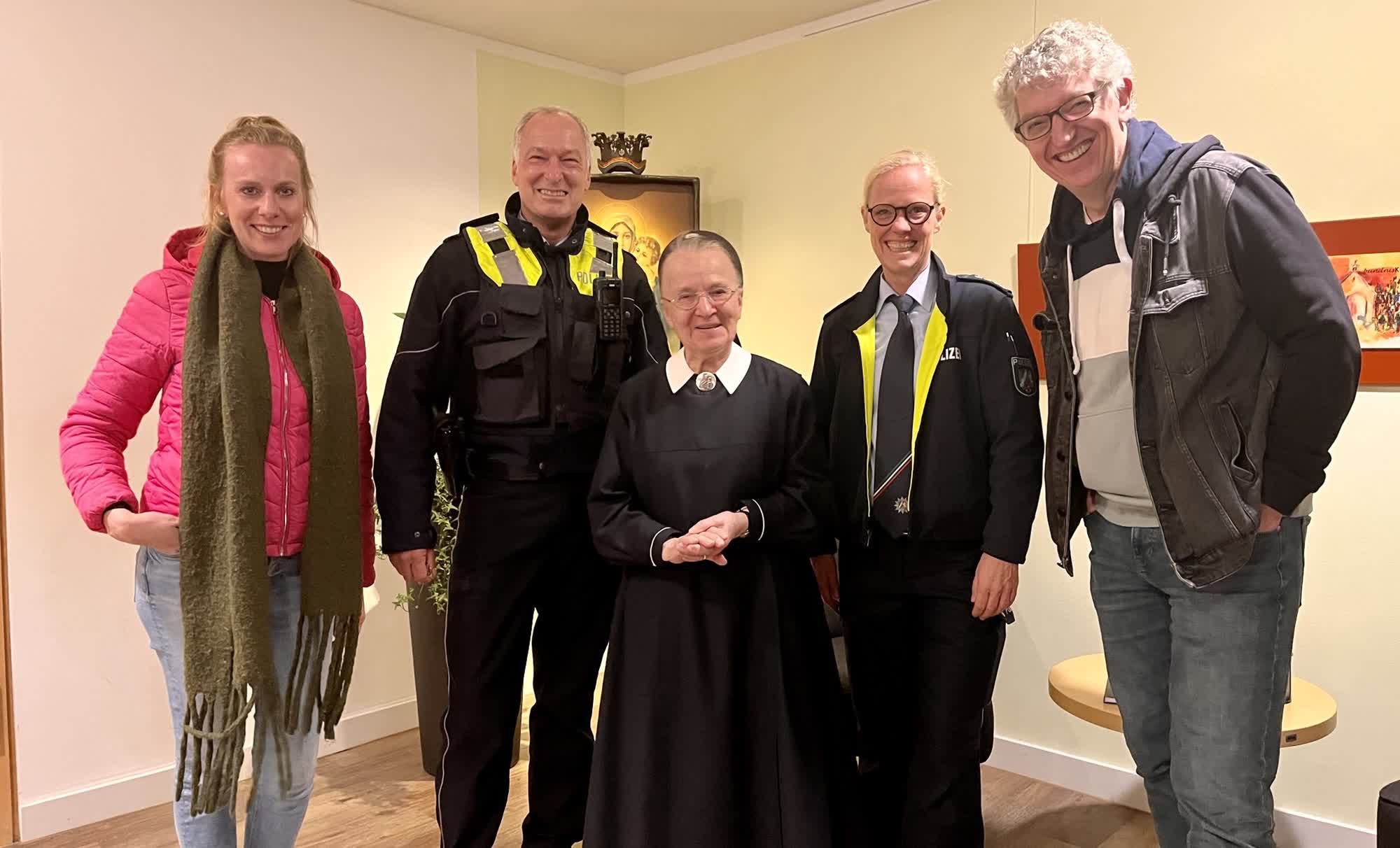 Schwester Josit und unsere Kollegen - Haus Mariengrund beherbergt die eingesetzten Polizeikräfte