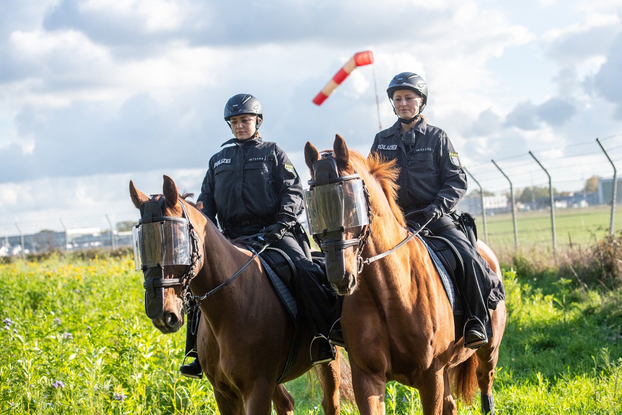 Reitstaffel NRW im Einsatz 2 Reiterinnen am Flughafen