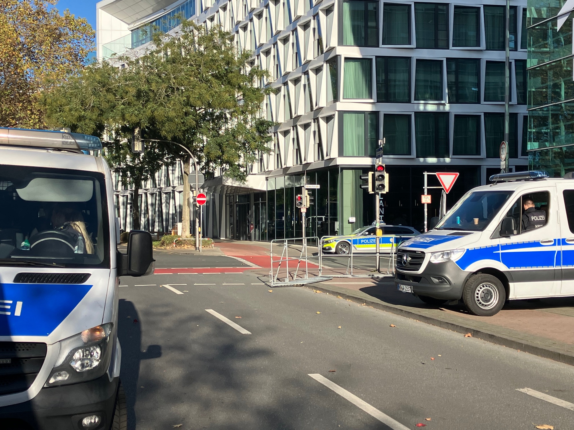 Erste Sperrmaßnahmen der Polizei am Atlantic-Hotel in der Innenstadt