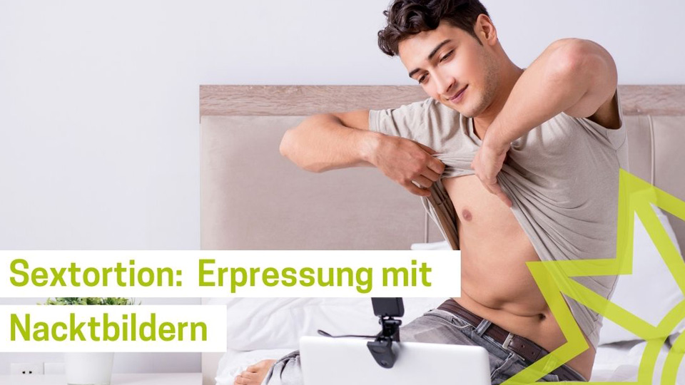 Ein junger Mann sitzt auf dem Bett und zieht sein T-Shirt aus.