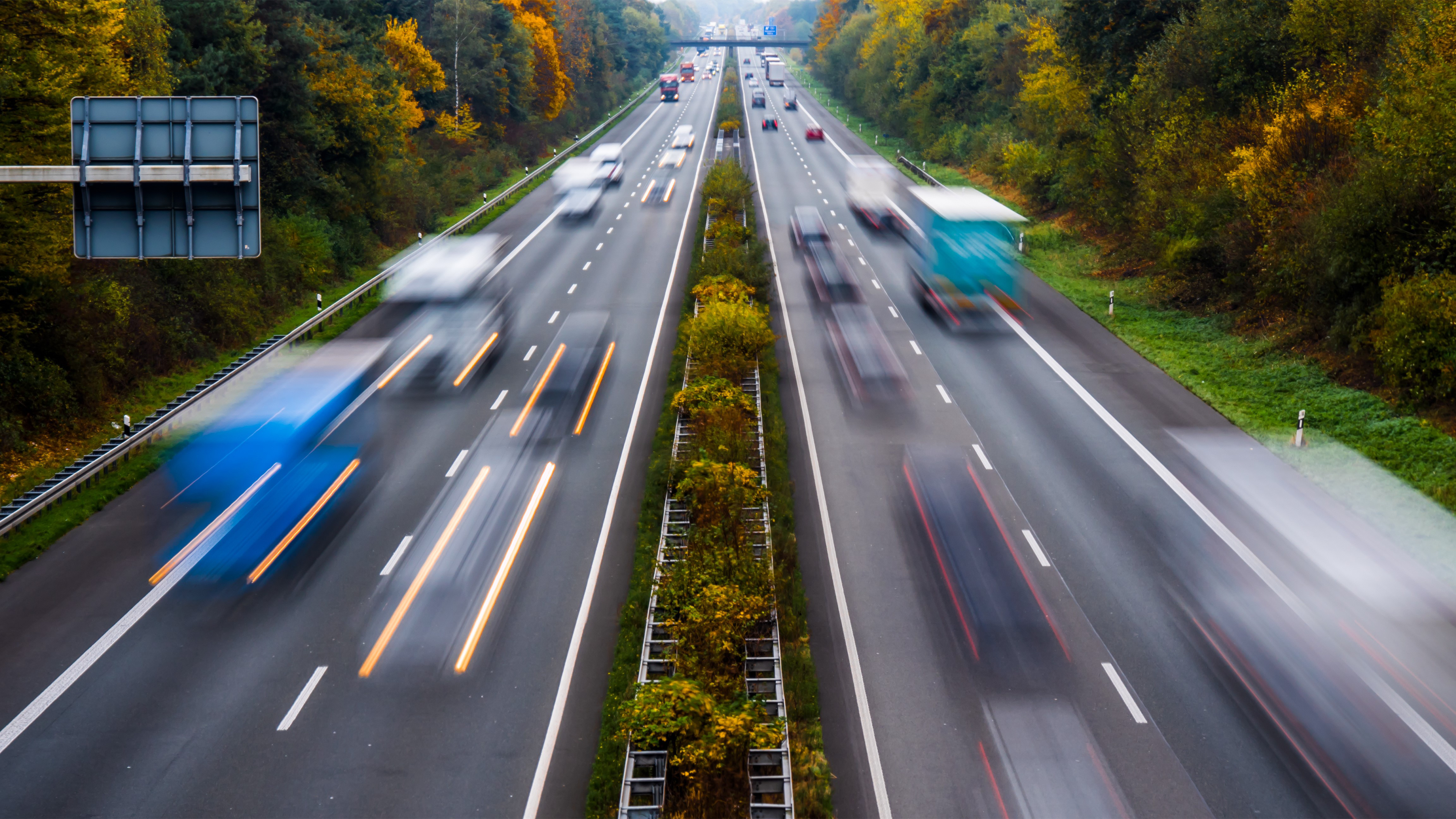 Autobahn in Zeitraffer-Aufnahme