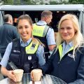 Zwei Polizistinnen mit einem Kaffee