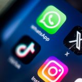 Smartphone Bildschirm mit Social Media Logos 