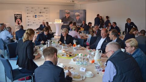 Zeugen und Ermittler bei Kaffee und Kuchen