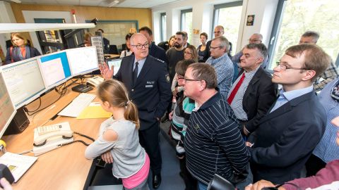Minister und Zeugen besuchen die Einsatzleitstelle