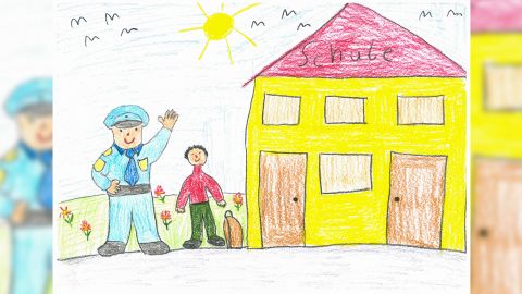 gemaltes Kinderbild, Polizist/in mit Schüler/in bei Schulwegsicherung