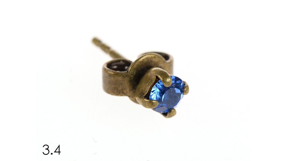 gold-/bronzefarbener Ohrring mit blauem Edelstein