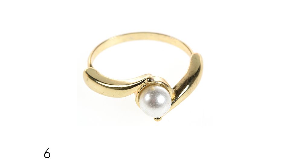 Goldring mit mittig aufgesetzter, weißer Perle