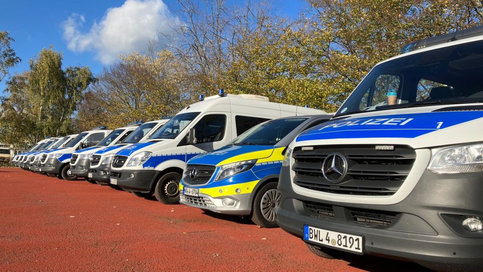 Einsatzfahrzeuge der Polizei NRW stehen bereit