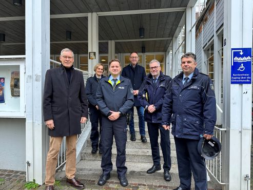 Bild v.l.n.r.: Landrat Sven-Georg Adenauer, Leiterin Bezirks-/ und Schwerpunktdienst Rheda-Wiedenbrück Polizeihauptkommissarin Kathrin Sträter, Polizeihauptkommissar Daniel Bartscher, Bürgermeister Stadt Rheda-Wiedenbrück Theo Mettenborg, Leiter der Direktion Gefahrenabwehr/ Einsatz Polizeidirektor Dirk Zeller, Abteilungsleiter Polizei Leitender Polizeidirektor Holger Meier