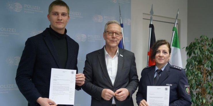 Polizeipräsident Gregor Lange (Mitte) ernannte KK Levin Rybak (links) zum Stellvertreter von KHKin Gülay Köppen.