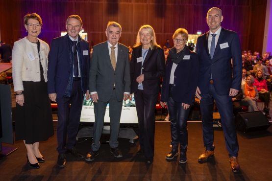 Polizeipräsidentin Münster Alexandra Dorndorf, IHK-Hauptgeschäftsführer Dr. Fritz Jaeckel, NRW Innenminister Herbert Reul, Polizeipräsidentin Recklinghausen Friederike Zurhausen, 1. Bürgermeisterin der Stadt Gelsenkirchen Martina Rudowitz, Polizeipräsident Gelsenkirchen Tim Frommeyer