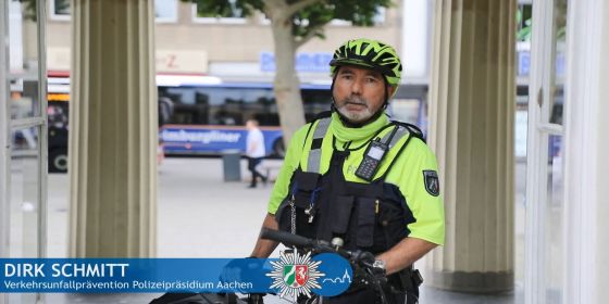 Polizeibeamter mit Fahrrad